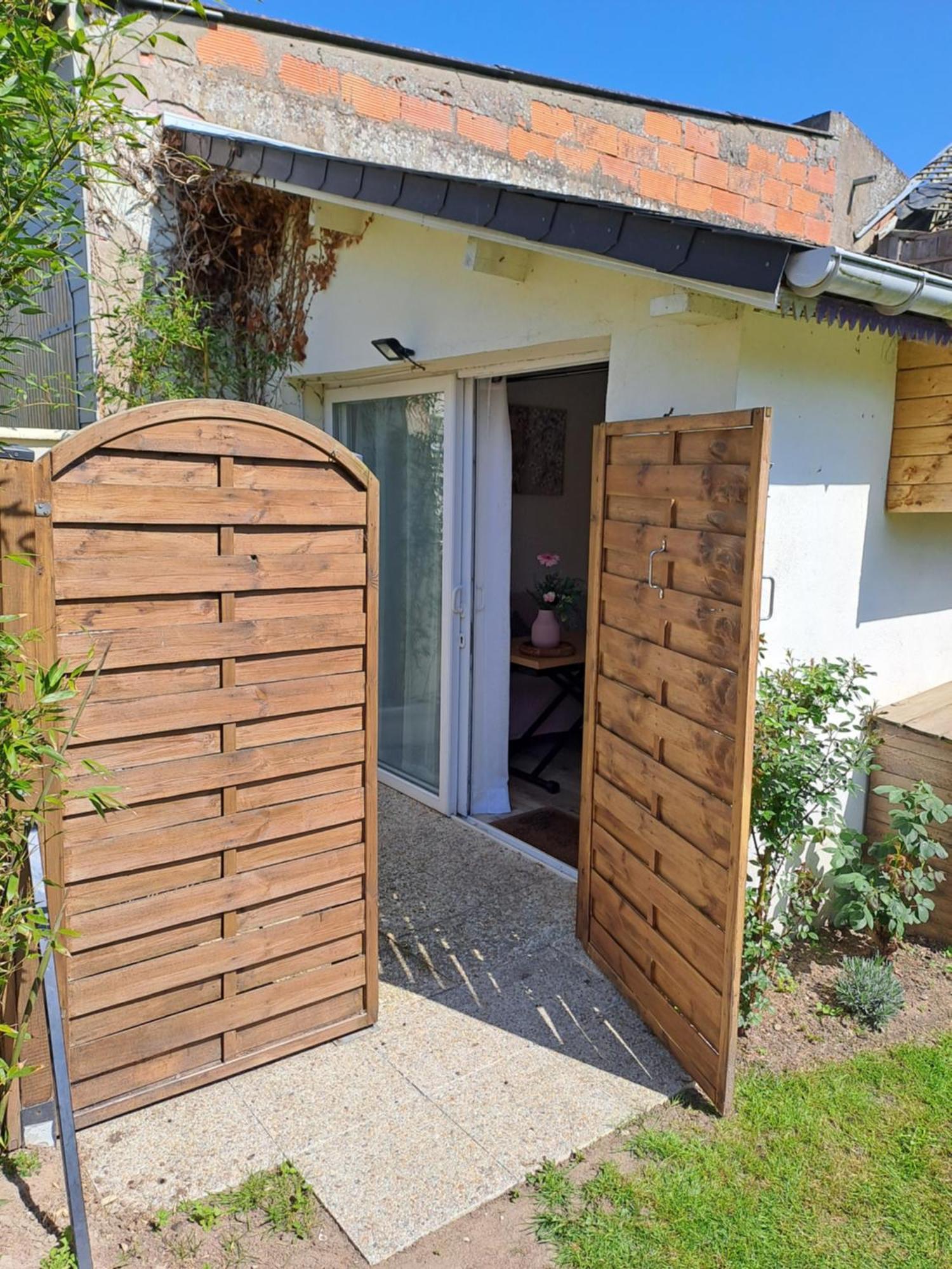Joli Studio Au Calme Dans Un Jardin Privatif Ouistreham Exteriér fotografie